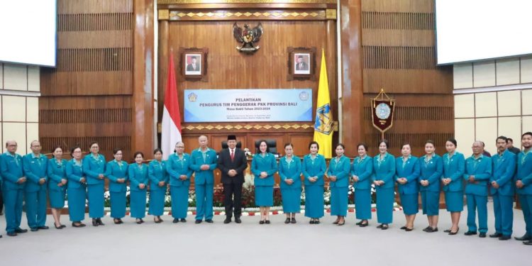 Lantik Pengurus TP PKK Provinsi Bali, Mahendra Jaya ajak ‘Ngrombo’ Entaskan Kemiskinan dan Stunting