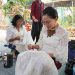 Ny. Mahendra Jaya Mencoba Seni Membatik Ditengah Gelaran Hari Batik Nasional 2023