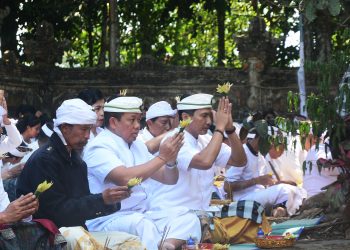 Pj Gubernur Mahendra Jaya Hadiri Pujawali di Pura Luhur Pesimpangan Pucak Kedaton