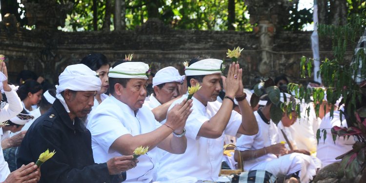 Pj Gubernur Mahendra Jaya Hadiri Pujawali di Pura Luhur Pesimpangan Pucak Kedaton