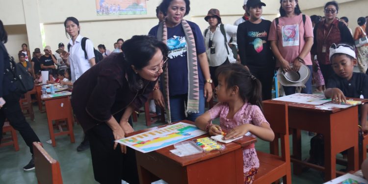Pj. Ketua Dekranasda Bali Semangati 157 Anak-Anak TK Lomba Mewarnai di Nusa Penida Festival