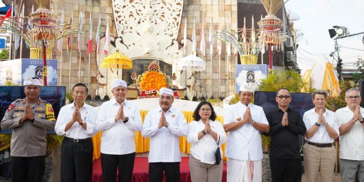 Pemprov Bali Bagikan Masker Untuk Warga di Sekitar TPA Suwung