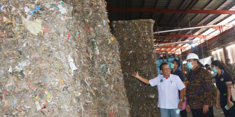 Pj Gubernur Mahendra Jaya Berikan Deadline Akhir Tahun Kepada Pengelola TPST Kesiman