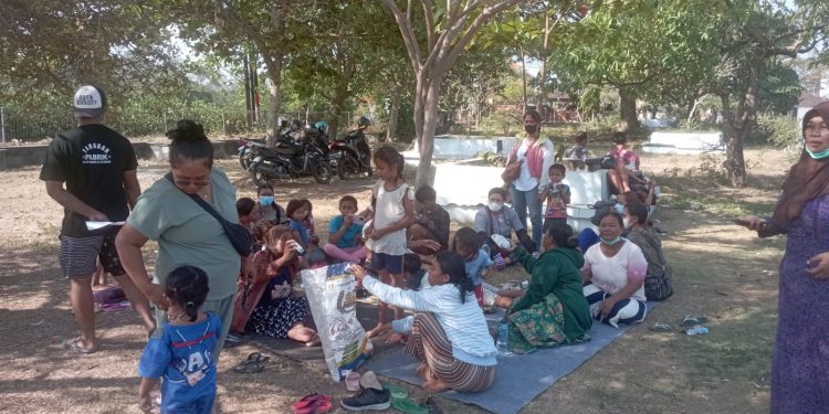 Pemprov Bali Bagikan Masker Untuk Warga di Sekitar TPA Suwung