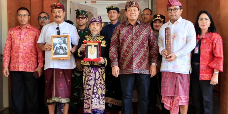 Tiba di Bali, Piagam Gelar Pahlawan Nasional Ida Dewa Agung Jambe Disambut Pj Gubernur Mahendra Jaya