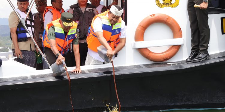 Hadiri Karya Bhakti Kodam IX/Udayana, Pj. Gubernur S.M. Mahendra Jaya Tuang Cairan Eco Enzim dan Tebar Benih Ikan di Danau Batur