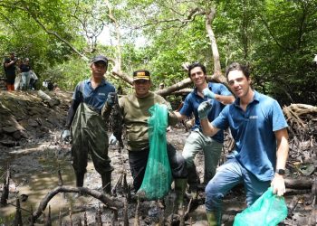 Pj. Gubernur Bali bersama Sungai Watch Bersihkan Sampah di Hilir Sungai Kawasan Mangrove Tahura Ngurah Rai