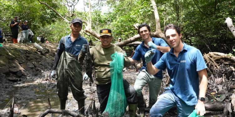 Pj. Gubernur Bali bersama Sungai Watch Bersihkan Sampah di Hilir Sungai Kawasan Mangrove Tahura Ngurah Rai
