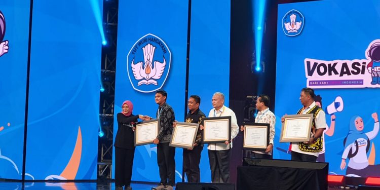 Terbaik dalam Tracer Study Tamatan SMK, Pemprov Bali Raih Penghargaan Kemendikbudristek RI