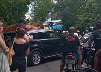 Truk Gagal Mendaki, Mengakibatkan Mobil Pengangkut Turis Asing Gencet di Gianyar