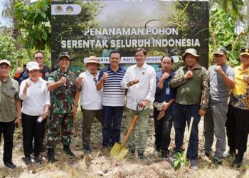Upaya Nyata Jaga Lingkungan, Sekda Dewa Indra Hadiri Penanaman Pohon Serentak Bersama KLHK RI di Blimbingsari