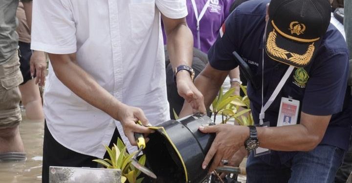 Sekda Dewa Indra Ajak Masyarakat Menanam Pohon di Setiap Kesempatan