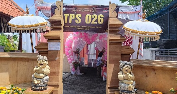 Konsep Valentine Unik di Denpasar: TPS Berwarna Pink dengan Banyak Permen dan Cokelat