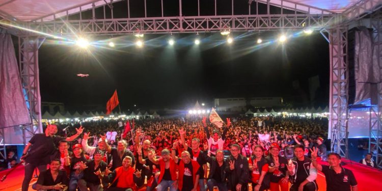 Puluhan Ribu Masyarakat Buleleng Antusias Menangkan GANJAR - MAHFUD Satu Putaran di Konser Gotong Royong