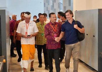 Sekda Dewa Indra Sambut Kedatangan Wisatawan Kapal Pesiar I Setelah Diberlakukannya Tourist Levy