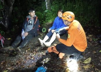 Basarnas Evakuasi Pendaki Wanita Mengalami Hipotermia dan Keseleo di Gunung Agung