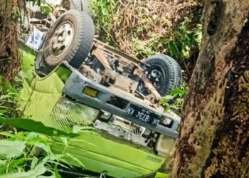 Truk Pasir Terguling ke Sungai di Karangasem karena Tidak Kuat Melaju Nanjak