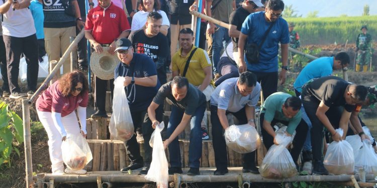 Sekda Dewa Indra Puji Gerakan Tanam Cabai di Hutan Kota Banyuasri Buleleng