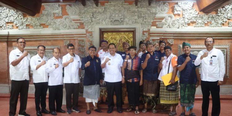 Pj. Gubernur Bali Mahendra Jaya Puji Semangat Ngrombo Sukseskan Karya Ida Bhatara Turun Kabeh Pura Agung Besakih
