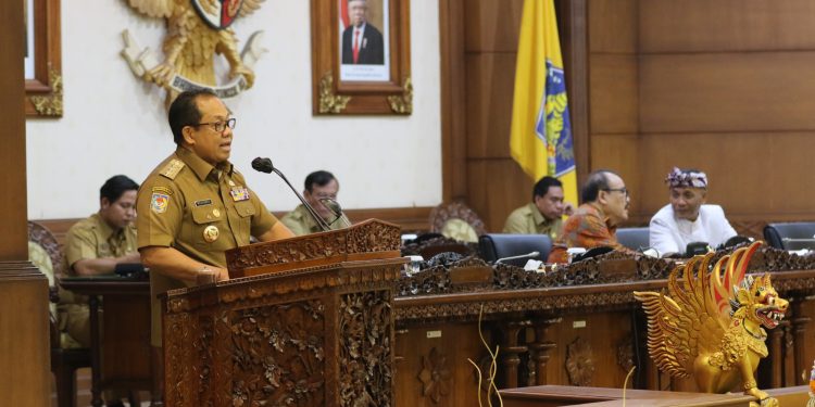 Pj. Gubernur S.M. Mahendra Jaya Paparkan Pendapat terkait Raperda Kemudahan Investasi dan Pengarusutamaan Gender