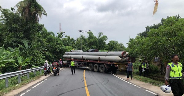 Tronton Mogok Menyebabkan Palang Jalan di Jembrana, Lintas Denpasar-Gilimanuk Lumpuh