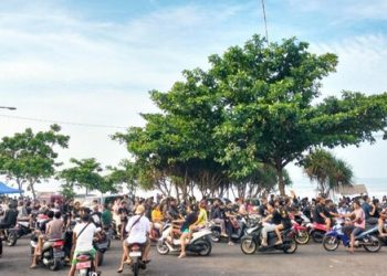 Ngembak Geni, Ribuan Warga Memadati Pantai Rambutsiwi Bali