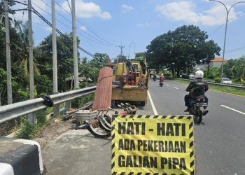 Pipa SPAM Meledak, Semburan Air Mengenai Pengendara di Bypass Mantra Gianyar