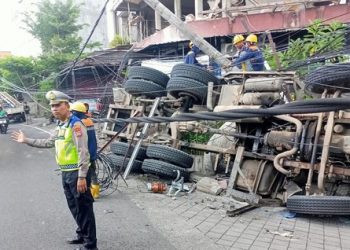 Truk Terguling di Jalur Denpasar-Gilimanuk Akibat Pemotor yang Mendadak Menyeberang