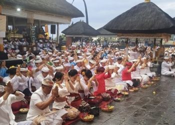 Hujan Deras Mengguyur Prosesi Nedunang Pralingga Ida Bhatara di Besakih