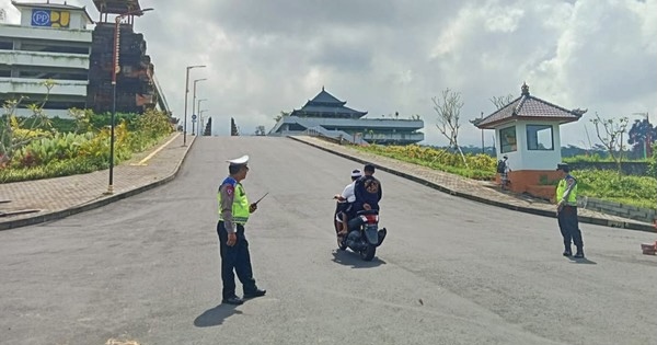 Polres Karangasem Terapkan Rekayasa Lalu Lintas untuk Cegah Kemacetan menuju Pura Besakih