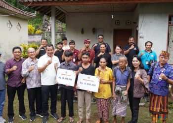 Pemprov Bali melalui Inspektorat dan BRIDA Berikan Bantuan Kemanusiaan Untuk Dua Anak Yatim Piatu di Desa Penaban