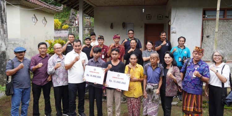 Pemprov Bali melalui Inspektorat dan BRIDA Berikan Bantuan Kemanusiaan Untuk Dua Anak Yatim Piatu di Desa Penaban