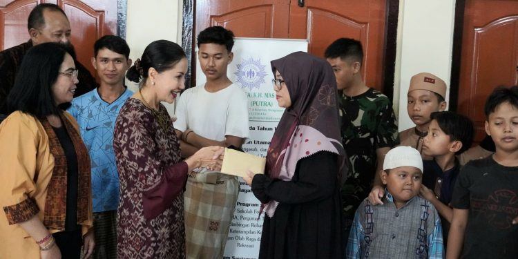 Ny. Ida Mahendra Serahkan Santunan Kepada Anak Yatim Piatu di Denpasar