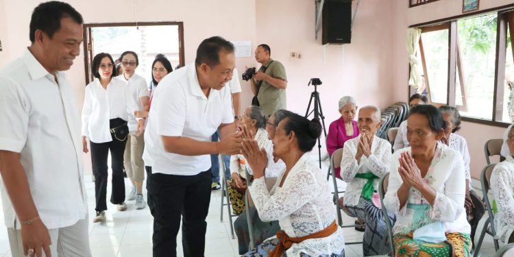 Serahkan Bantuan ke Panti Sosial di Buleleng, PJ. Gubernur Bali Ucapkan Terima Kasih Kepada Tenaga Perawat