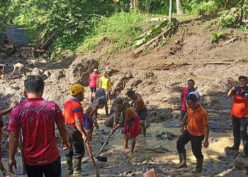 Banjir Lumpur Terisolasi Belasan Keluarga di Karangasem Pasca Hujan Deras