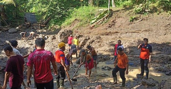Banjir Lumpur Terisolasi Belasan Keluarga di Karangasem Pasca Hujan Deras
