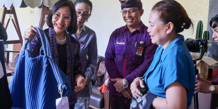 Tinjau IKM di Buleleng, Pj. Ketua Dekranasda Bali Dorong Kreativitas dan Inovasi Perajin