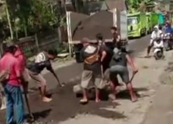 Viral, Sopir Truk di Karangasem Tambal Sendiri Jalan Berlubang