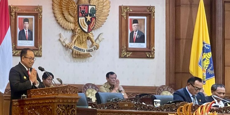 Pj. Gubernur Bali Sampaikan Jawaban Atas Pandangan Umum Fraksi Terhadap Raperda Pertanggungjawaban Pelaksanaan APBD Semesta Berencana dan Raperda RPJPD Provinsi Bali