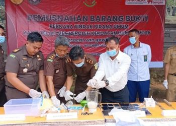 Kejari Jembrana Hancurkan 329,68 Gram Sabu dan 3.115 Butir Ekstasi