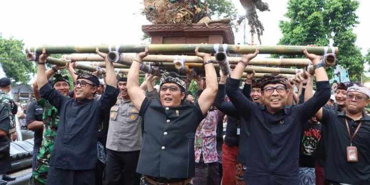Buka Kasanga Festival Tahun 2025, Wagub Giri Prasta Ikuti Prosesi Mengarak Ogoh-ogoh