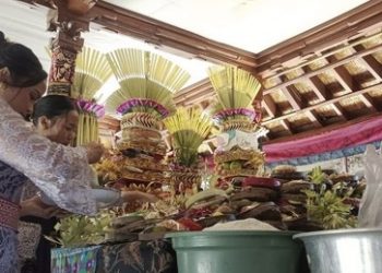 Tradisi Galungan di Gianyar: Ngejot Tumpeng Dibalas dengan Tape
