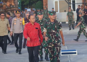 Kenakan Tenun Endek Warna Merah, Gubernur Koster Sambut Menhan RI Sjafrie Sjamsoeddin