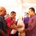 Sekda Bali Serahkan Bantuan Sembako bagi PNS Golongan I dan II yang Memasuki Masa Pensiun