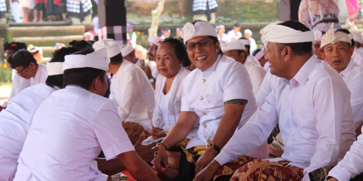 Wagub Bali Giri Prasta Hadiri Upacara Tawur Tabuh Gentuh di Pura Agung Payangan