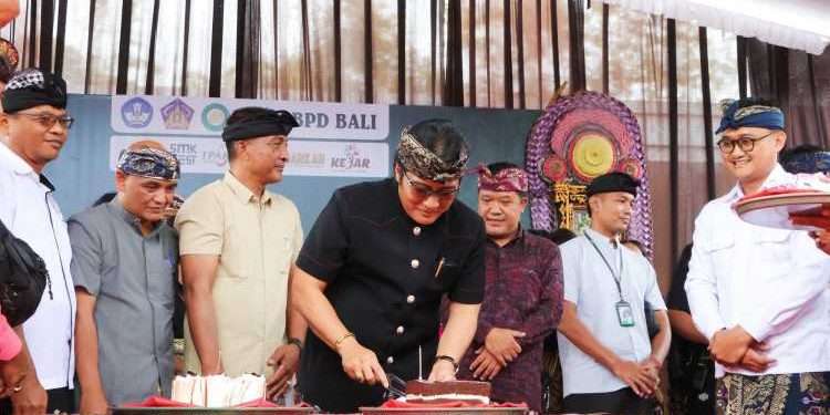 Wagub Giri Prasta Tutup SMK Festival Kabupaten Bangli dengan Megibung Bersama