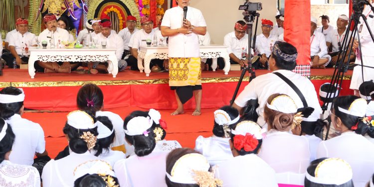 Wakil Gubernur Giri Prasta Hadiri Upacara Tawur Balik Sumpah di Pura Desa Wanasari, Tabanan