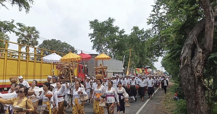 Iring-Iringan Melasti di Gilimanuk Bersamaan dengan Antrean Pemudik di Jalan