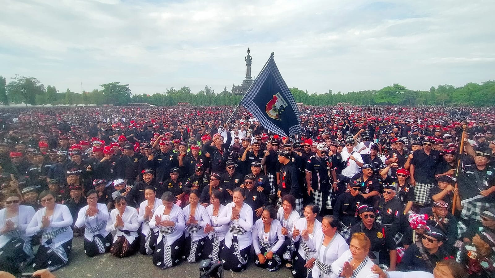 13 Ribu Pecalang se Bali Deklarasi Tolak Preman Berkedok Ormas, Ketua MDA Pecalang Garda Terdepan Jaga Adat dan Budaya Bali