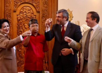 Dari Pelestarian Arak Tradisional hingga Pengawasan Wisatawan Kepemimpinan Koster Tuai Apresiasi dari Konjen Rusia dan Prof. Connie